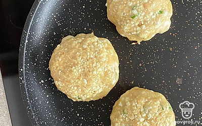 Все перемешать и мокрыми руками сформировать сырники. Выложить их на разогретую и смазанную маслом сковороду. Жарить на среднем огне до золотистой корочки (примерно по 5 минут с каждой стороны).