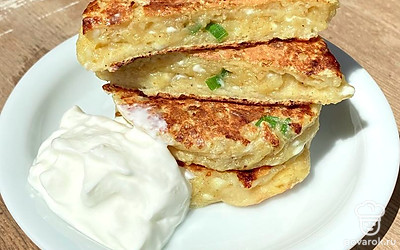 Сырники подавать тёплыми, со сметаной. По желанию можно посыпать свежей зеленью.