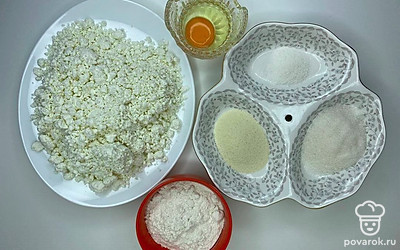 Тщательно промойте яйца под водой, отмерьте нужное количество муки, сахара, манки с творогом и сои, поместите продукты в емкости.