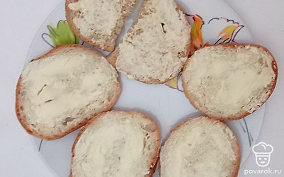 Возьмите кусочки хлеба и намажьте его сливочным маслом. Сверху наложите икру.