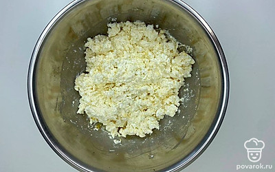 Разомните творог вилкой. К нему добавьте манку, яйцо, сахар и соль; тщательно перемешайте. Из густой однородной массы сформируйте сырники. Шарики слегка обкатывайте в муке, придайте им форму.