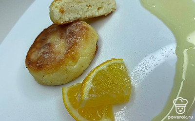 Подавайте сырники к столу сразу после приготовления, перед подачей дополните их свежей сметаной и кусочками спелых фруктов.