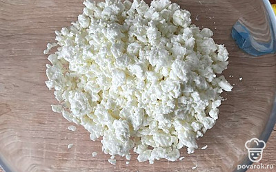 Выложить творог в глубокую миску.