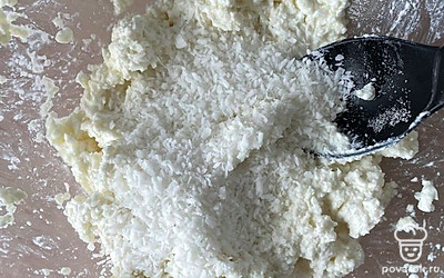 Добавить кокосовую стружку.