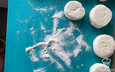 Сформировать сырники.