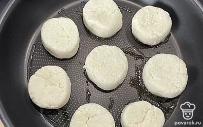 На раскалённой сковороде смазанной маслом обжарить сырники с двух сторон на слабом огне под крышкой.
