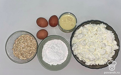 Приготовьте по списку нужные ингредиенты для дальнейшего приготовления. Промойте под водой яйца, выложите их в любую миску. Остальные продукты разложите по емкостям, отмерьте их количество.