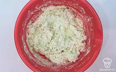 Влажными руками скатайте шарики из творожной массы, а в отдельную тарелку высыпьте оставшиеся хлопья, обваляйте в них шарики.