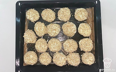 Приготовьте противень, выстелите пергамент, смажьте растительным маслом. Скатанные шарики выложите на противень, выпекайте в духовке 25-30 минут при 180С. Готовые сырники аккуратно выложите на тарелку и дайте им остыть.