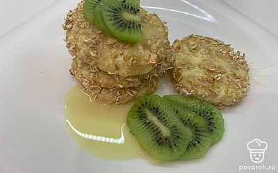 Украсьте сырники любыми свежими фруктами или полейте сгущенным молоком. Сгущенное молоко придаст вкусу творога особенную нежность.