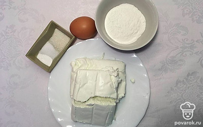 Возьмите нужное количество творога, муки, сахара, соли с ванилином, тщательно промойте яйцо под водой, разложите ингредиенты по емкостям.