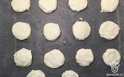 Из получившегося теста сформируйте кружочки, разогрейте духовку до 180С, аккуратно поместите в нее сырники, выпекайте в течение 5-10 минут с каждой стороны. Аккуратно достаньте готовые сырники, дайте им немного остыть.