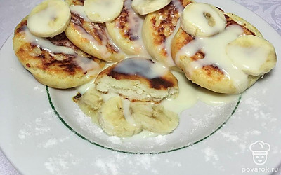 Подавайте сырники со сгущенным молоком, дополните их свежими фруктами. Такой вариант завтрака зарядит вас хорошим настроением и энергией на весь день.