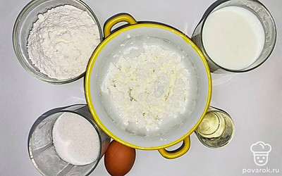 Тщательно промойте под водой яйцо. Подготовьте нужное количество творога, муки с кефиром и сахаром, а также немного соли и масла.