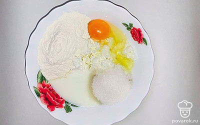 В глубокой пиале смешайте творог, кефир, сахар, муку, вбейте яйцо, добавьте соль. Взбейте миксером до однородной густой консистенции.