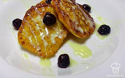 Подавайте сырник к столу немного остывшими, полейте их сгущенным молоком, дополните ягодами, чтобы придать незабываемый вкус и сытость блюду. Такой десерт вас зарядит энергией.