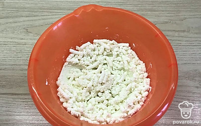 Творог протереть через сито.