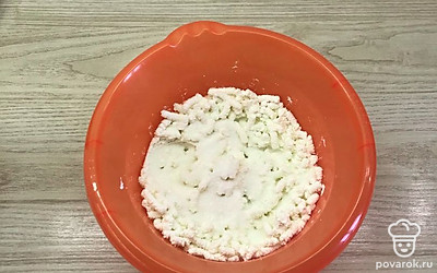 Добавить соль, сахар, ванилин.