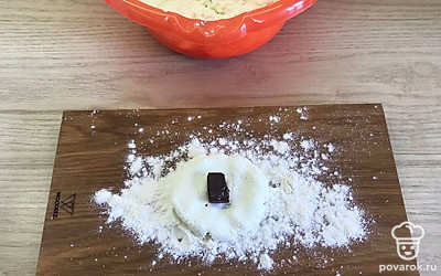 Из творожного теста сформовать лепешку на середину которой поместить дольку шоколада.