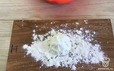 Сформовать сырник, запанировав его в муке.