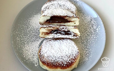 Подавать с любимым топингом или посыпав сахарной пудрой.