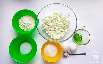 Тщательно промойте куриные яйца, отмерьте необходимое количество творога, сахара, муки, а также подготовьте ваниль с солью. Налейте в чашу нежное количество растительного масла.