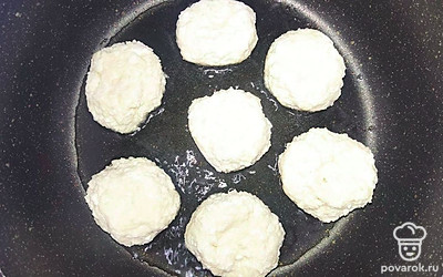 Из получившейся массы сформируйте шарики, немного приплюсните их. Возьмите сковороду и налейте в нее масло, разогрейте на плите. Аккуратно поместите в нее сырники, жарьте с двух сторон до готовности. Готовые сырники аккуратно достаньте, выложите на тарелку с салфеткой.