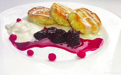 Готовые сырники подавайте к столу сразу после приготовления, дополните свежей сметаной, ягодами и любимым сиропом. Такой вкус вы не сможете забыть.