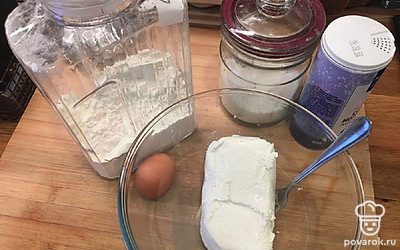 Подготовьте ингредиенты. Творог нужен не крупнозернистый.