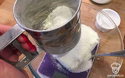 Просейте муку.
