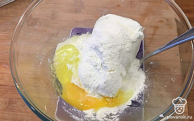 Добавьте сахар, соль, яйцо. По вкусу можно добавить щепотку ванилина.