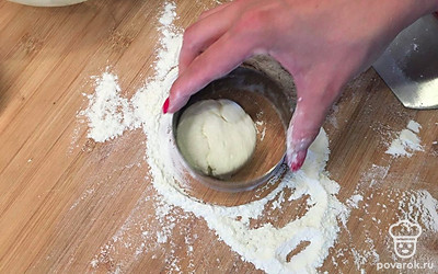 Сплюсните шарик, чтобы он стал лепешкой. Возьмите кольцо для салата и поместите туда сырник. Покрутите кольцо по столу вместе с сырником. Во время движения бока станут ровными, а сам сырник пухленьким и высоким, именно такие подают в ресторанах. Если вы любите более плоские сырники, то немного придавите его (это можно сделать крышечкой).