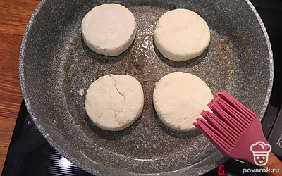 При помощи лопатки перенесите сырники на сковороду, разогретую с растительным маслом. 