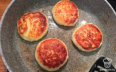 Обжарьте с обеих сторон примерно по 2-3 минуты или чуть дольше, если любите их более румяными. Выложите вторую порцию. Из данного количества творога получается 8-9 сырников.