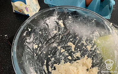 Просеиваем творог через сито или мнем его руками, для того чтобы убрать лишнюю жидкость. Добавляем яйцо, манку, щепотку соли, сахар по вкусу. Перемешиваем.