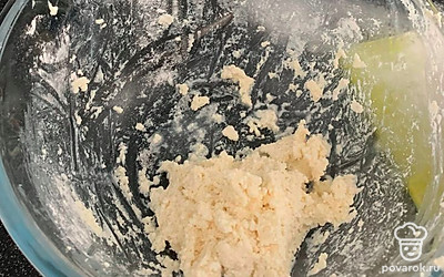 Одну столовую ложку муки добавляем в общую смесь и заново перемешиваем. Две столовые ложки высыпаются на поверхность, где будут формироваться сырники. 