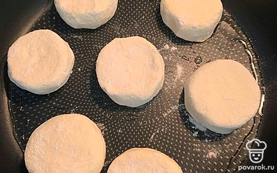 Разогреваем сковородку, добавляем растительное масло. Выкладываем сырники, жарим на среднем огне по 7 минут с каждой стороны. 