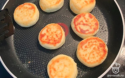 Когда сырники готовы с обеих сторон, накрываем крышкой на 2-3 минуты. 