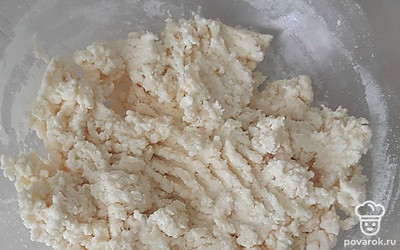 Творог смешайте с яйцом, мукой и сахаром.