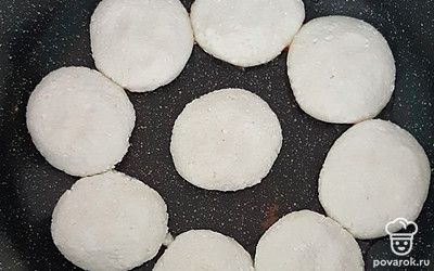 Разделите на 8 частей, вылепите из них сырники. Сковороду нужно смазать маслом и выложить сырники.