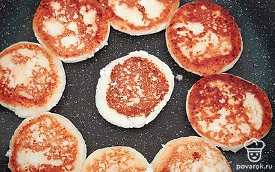 Обжаривайте с двух сторон до золотистой корочки.