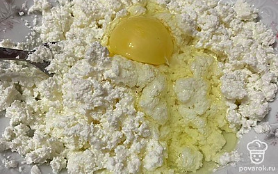 Добавляем яйцо.