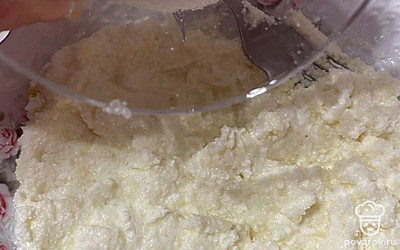 Всыпаем сахар.