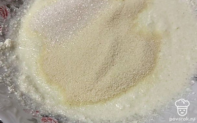 Добавляем манную крупу.