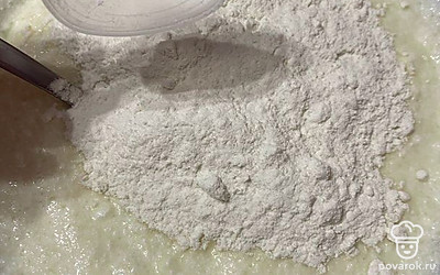 Вводим муку, соду. Хорошо перемешиваем.