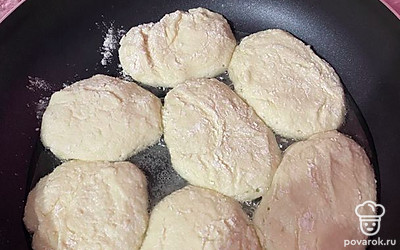 Формируем сырники. Выкладываем на сковороду, смазанную растительном маслом.