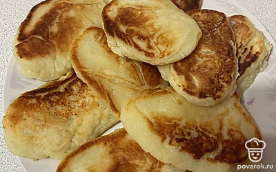 Выкладываем готовые сырники на блюдо.