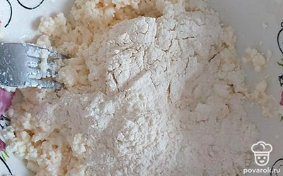 Всыпьте муку, снова тщательно разомните вилкой.