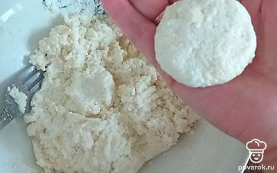 Руками сформируйте сырники.