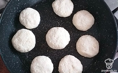 На сковороду влейте подсолнечное масло, выложите получившиеся сырники.